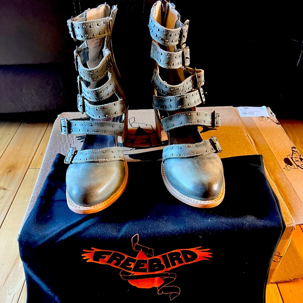 Brand New pair of Freebird Salty size 6 grey sandals.